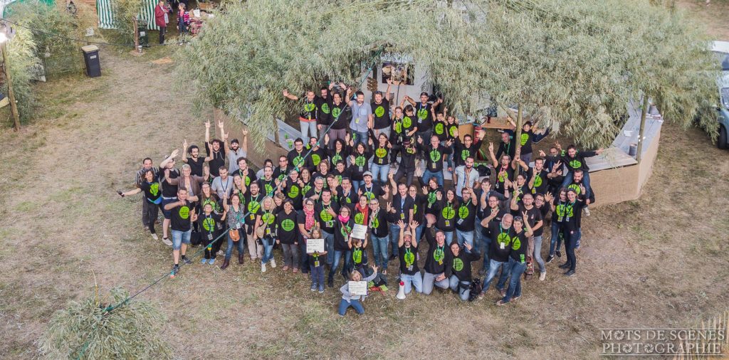 Photo des bénévoles au centre du site du festoch